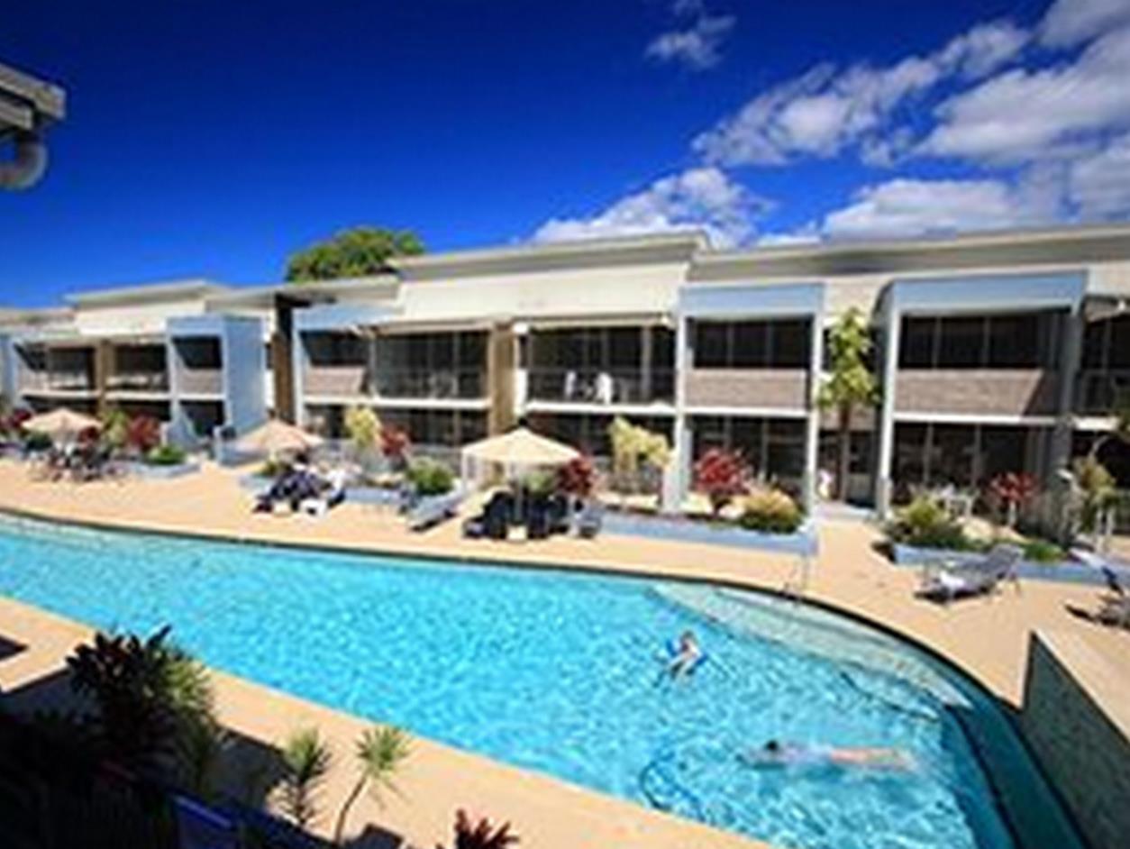 Ramada By Wyndham Hervey Bay Exteriér fotografie The pool at the hotel