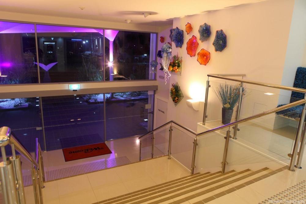Ramada By Wyndham Hervey Bay Interiér fotografie The staircase at the hotel