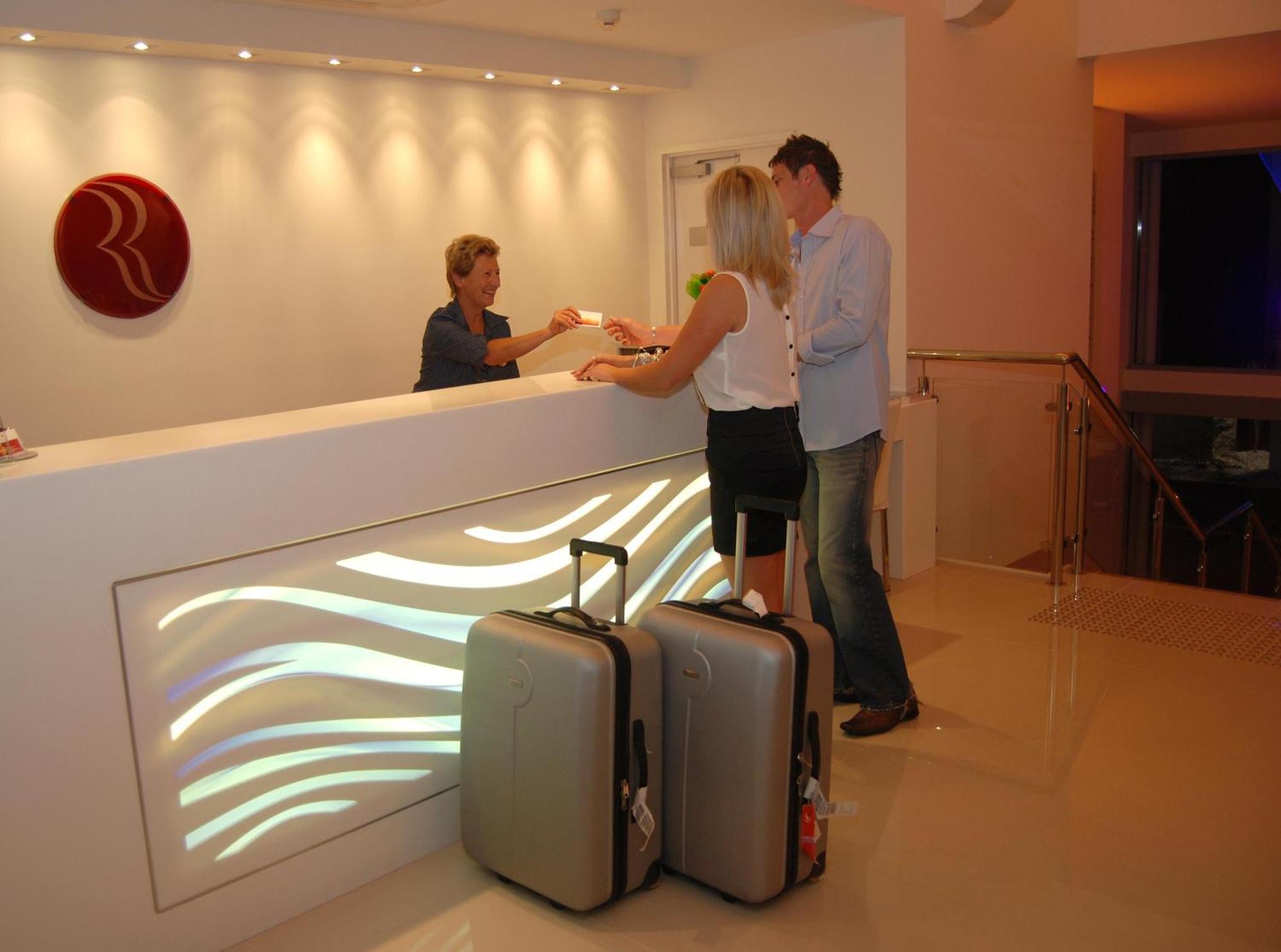 Ramada By Wyndham Hervey Bay Interiér fotografie A hotel receptionist