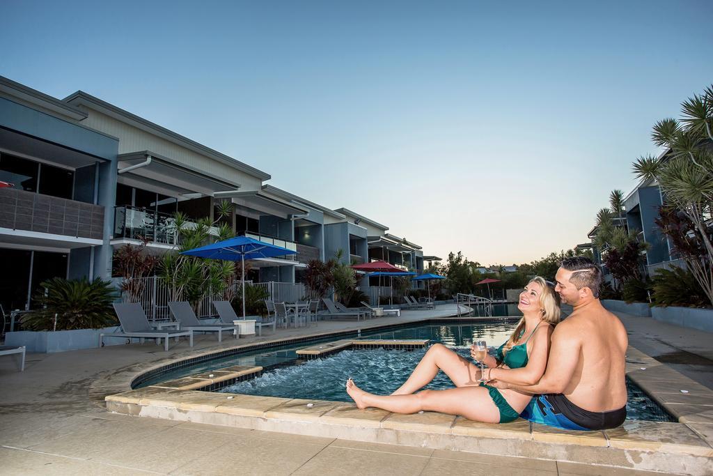 Ramada By Wyndham Hervey Bay Exteriér fotografie A couple at the pool at the Mantra on Jervis Bay