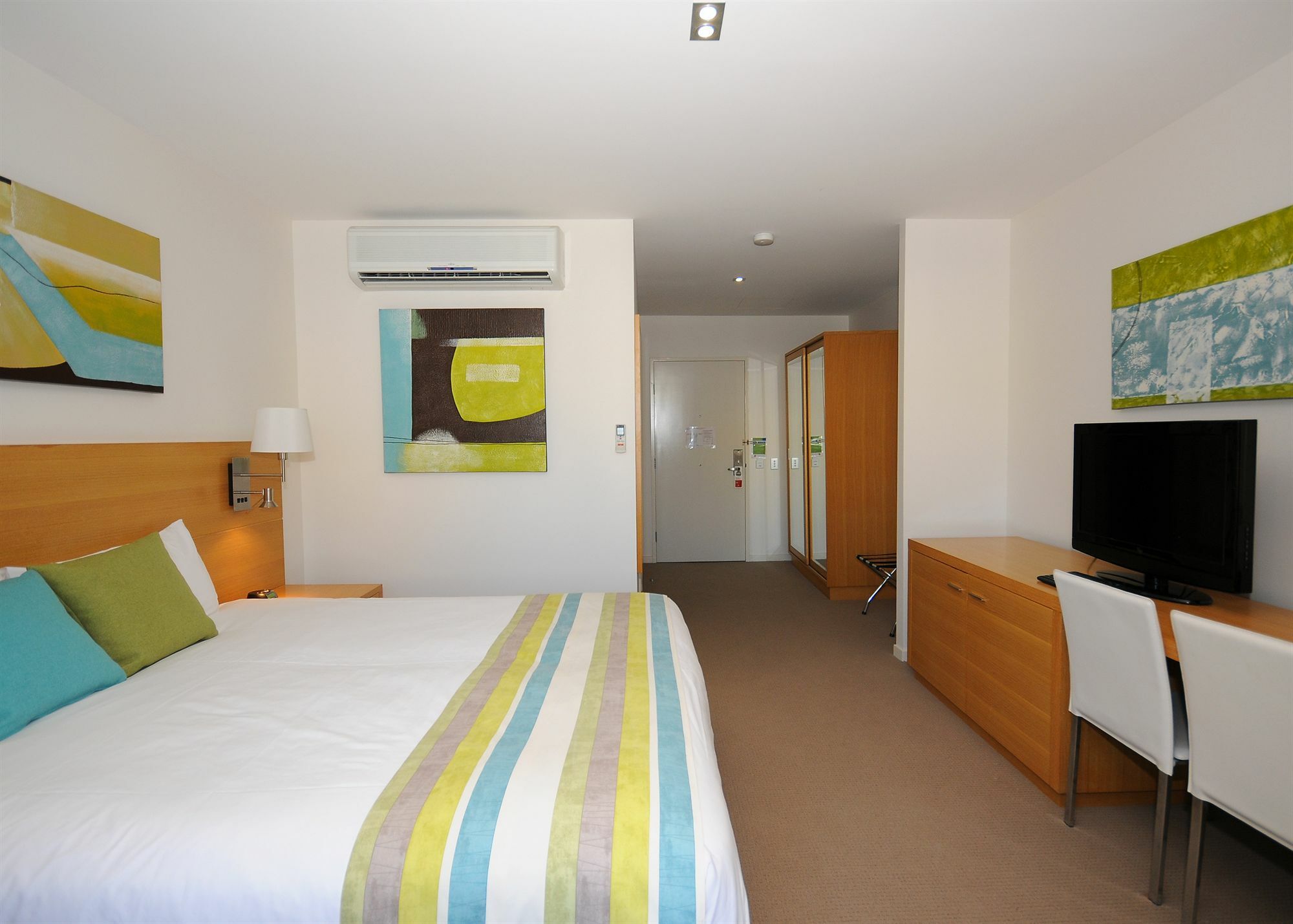 Ramada By Wyndham Hervey Bay Pokoj fotografie A typical bedroom at the University of Brighton